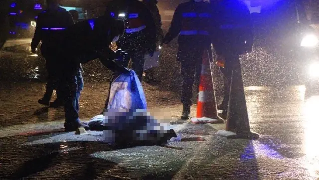Tartışma sonucu otobüsten atılan genç, kamyon çarpması sonucu hayatını kaybetti Tartışma sonucu otobüsten atılan genç, kamyon çarpması sonucu hayatını kaybetti