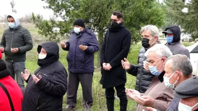 Ünlü sanatçı Cem Adrian, babasını son yolculuğuna uğurladı