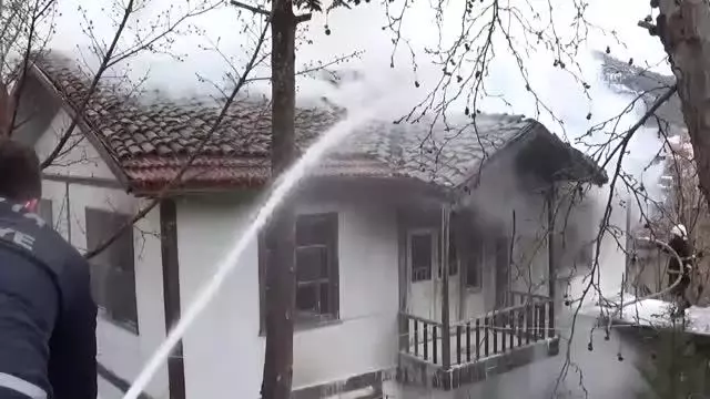 Son dakika haberleri... Yangın çıkan ahşap ev kullanılamaz hale geldi Son dakika haberleri... Yangın çıkan ahşap ev kullanılamaz hale geldi