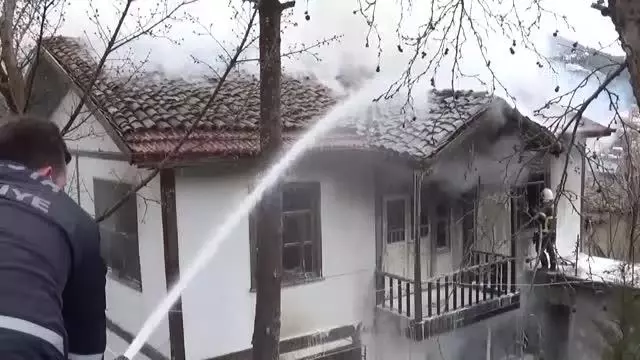 Son dakika haberleri... Yangın çıkan ahşap ev kullanılamaz hale geldi Son dakika haberleri... Yangın çıkan ahşap ev kullanılamaz hale geldi