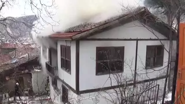 Son dakika haberleri... Yangın çıkan ahşap ev kullanılamaz hale geldi Son dakika haberleri... Yangın çıkan ahşap ev kullanılamaz hale geldi