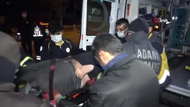 Adana'da otomobil refüjdeki ağaçlara çarptı: 3 yaralı Adana'da otomobil refüjdeki ağaçlara çarptı: 3 yaralı