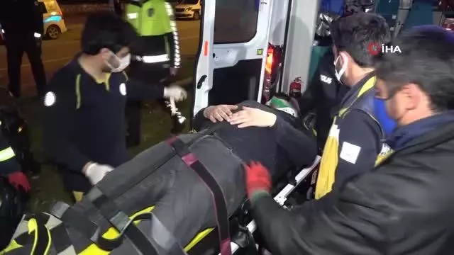 Adana'da otomobil refüjdeki ağaçlara çarptı: 3 yaralı Adana'da otomobil refüjdeki ağaçlara çarptı: 3 yaralı