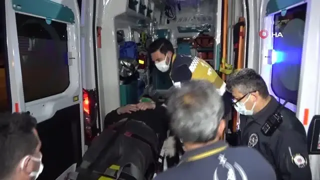 Adana'da otomobil refüjdeki ağaçlara çarptı: 3 yaralı Adana'da otomobil refüjdeki ağaçlara çarptı: 3 yaralı