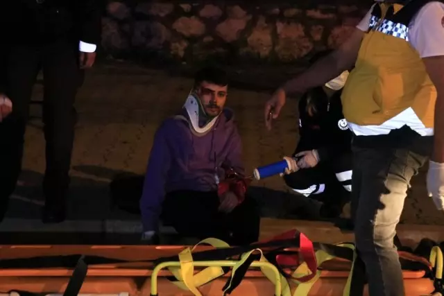 Adana'da otomobil refüjdeki ağaçlara çarptı: 3 yaralı Adana'da otomobil refüjdeki ağaçlara çarptı: 3 yaralı