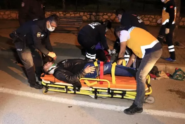 Adana'da otomobil refüjdeki ağaçlara çarptı: 3 yaralı Adana'da otomobil refüjdeki ağaçlara çarptı: 3 yaralı