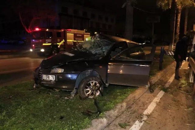 Adana'da otomobil refüjdeki ağaçlara çarptı: 3 yaralı Adana'da otomobil refüjdeki ağaçlara çarptı: 3 yaralı