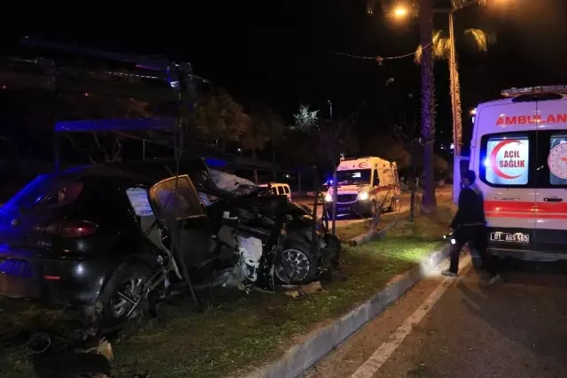 Adana'da otomobil refüjdeki ağaçlara çarptı: 3 yaralı Adana'da otomobil refüjdeki ağaçlara çarptı: 3 yaralı
