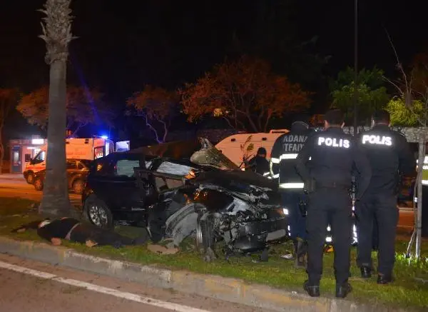 Adana'da refüjdeki ağaçlara çarpan otomobildeki 3 kişi yaralandı Adana'da refüjdeki ağaçlara çarpan otomobildeki 3 kişi yaralandı