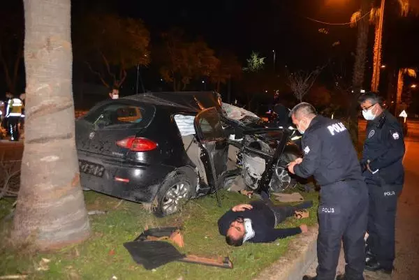 Adana'da refüjdeki ağaçlara çarpan otomobildeki 3 kişi yaralandı Adana'da refüjdeki ağaçlara çarpan otomobildeki 3 kişi yaralandı