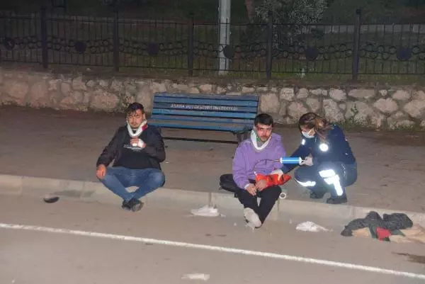 Adana'da refüjdeki ağaçlara çarpan otomobildeki 3 kişi yaralandı Adana'da refüjdeki ağaçlara çarpan otomobildeki 3 kişi yaralandı