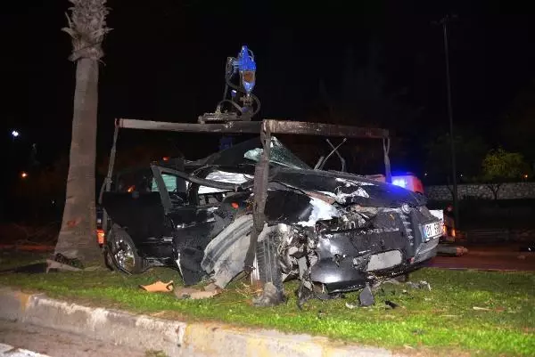 Adana'da refüjdeki ağaçlara çarpan otomobildeki 3 kişi yaralandı Adana'da refüjdeki ağaçlara çarpan otomobildeki 3 kişi yaralandı