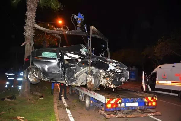 Adana'da refüjdeki ağaçlara çarpan otomobildeki 3 kişi yaralandı Adana'da refüjdeki ağaçlara çarpan otomobildeki 3 kişi yaralandı