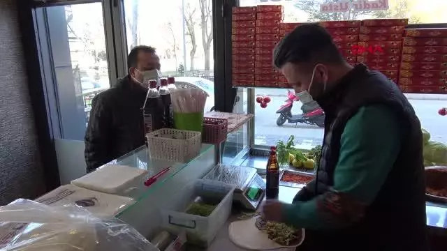 AFYONKARAHİSAR 'Acılı' diye çalışana fırlatılan çiğ köftenin, 'silah' sayılması talep edildi AFYONKARAHİSAR 'Acılı' diye çalışana fırlatılan çiğ köftenin, 'silah' sayılması talep edildi