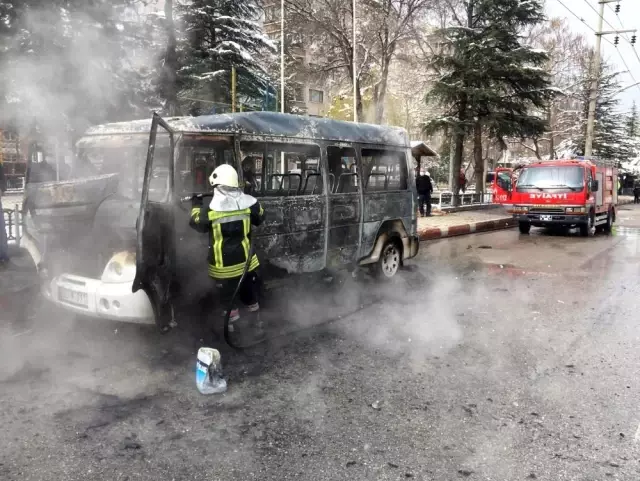 Afyonkarahisar'da faciadan dönüldü... Alev alan dolmuştan yolcular son anda kurtuldu Afyonkarahisar'da faciadan dönüldü... Alev alan dolmuştan yolcular son anda kurtuldu