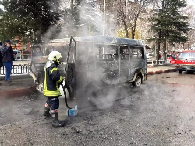 Afyonkarahisar'da faciadan dönüldü... Alev alan dolmuştan yolcular son anda kurtuldu Afyonkarahisar'da faciadan dönüldü... Alev alan dolmuştan yolcular son anda kurtuldu