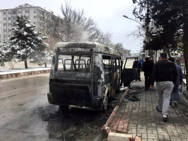 Afyonkarahisar'da faciadan dönüldü... Alev alan dolmuştan yolcular son anda kurtuldu Afyonkarahisar'da faciadan dönüldü... Alev alan dolmuştan yolcular son anda kurtuldu
