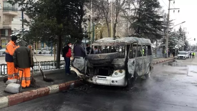 Afyonkarahisar'da faciadan dönüldü... Alev alan dolmuştan yolcular son anda kurtuldu Afyonkarahisar'da faciadan dönüldü... Alev alan dolmuştan yolcular son anda kurtuldu