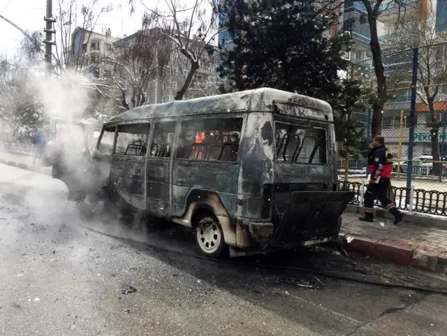 Afyonkarahisar'da faciadan dönüldü... Alev alan dolmuştan yolcular son anda kurtuldu Afyonkarahisar'da faciadan dönüldü... Alev alan dolmuştan yolcular son anda kurtuldu