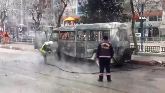 Afyonkarahisar'da faciadan dönüldü... Alev alan dolmuştan yolcular son anda kurtuldu Afyonkarahisar'da faciadan dönüldü... Alev alan dolmuştan yolcular son anda kurtuldu