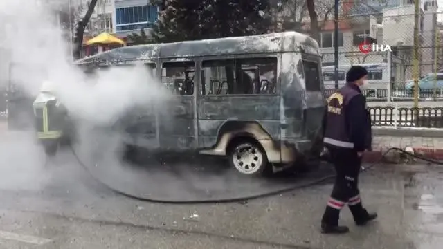 Afyonkarahisar'da faciadan dönüldü... Alev alan dolmuştan yolcular son anda kurtuldu Afyonkarahisar'da faciadan dönüldü... Alev alan dolmuştan yolcular son anda kurtuldu