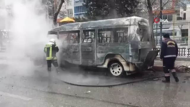 Afyonkarahisar'da faciadan dönüldü... Alev alan dolmuştan yolcular son anda kurtuldu Afyonkarahisar'da faciadan dönüldü... Alev alan dolmuştan yolcular son anda kurtuldu