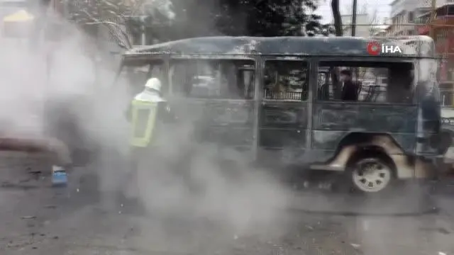 Afyonkarahisar'da faciadan dönüldü... Alev alan dolmuştan yolcular son anda kurtuldu Afyonkarahisar'da faciadan dönüldü... Alev alan dolmuştan yolcular son anda kurtuldu