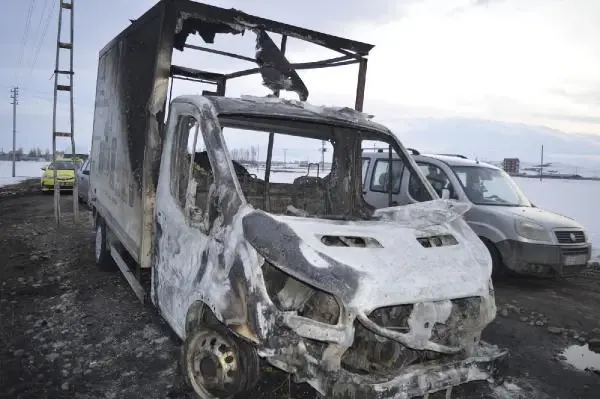 Ağrı'da 2 aracı kundaklayıp, tehdit notu bırakan HDP'li yönetici tutuklandı Ağrı'da 2 aracı kundaklayıp, tehdit notu bırakan HDP'li yönetici tutuklandı