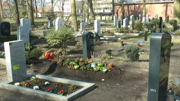 Almanya'daki Türklerin gözü tabutsuz kefen kararnamesinde