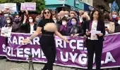 Antalya'da üstsüz İstanbul Sözleşmesi protestosu Antalya'da üstsüz İstanbul Sözleşmesi protestosu