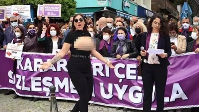 Antalya'da üstsüz İstanbul Sözleşmesi protestosu Antalya'da üstsüz İstanbul Sözleşmesi protestosu