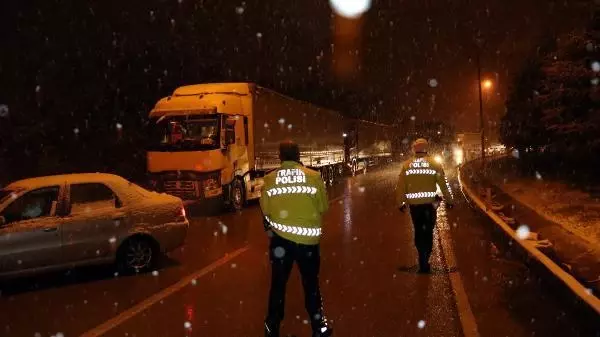 BURDUR Kar yağışı Burdur- Antalya karayolunda ulaşımı aksattı BURDUR Kar yağışı Burdur- Antalya karayolunda ulaşımı aksattı