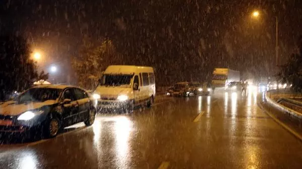 BURDUR Kar yağışı Burdur- Antalya karayolunda ulaşımı aksattı BURDUR Kar yağışı Burdur- Antalya karayolunda ulaşımı aksattı