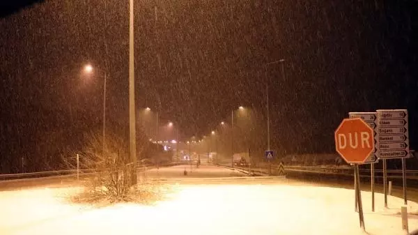 BURDUR Kar yağışı Burdur- Antalya karayolunda ulaşımı aksattı BURDUR Kar yağışı Burdur- Antalya karayolunda ulaşımı aksattı