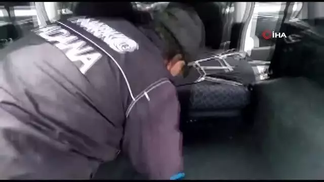 Aracın yakıt deposundan 5 kilo metamfetamin çıktı Aracın yakıt deposundan 5 kilo metamfetamin çıktı