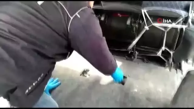 Aracın yakıt deposundan 5 kilo metamfetamin çıktı Aracın yakıt deposundan 5 kilo metamfetamin çıktı
