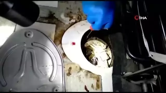 Aracın yakıt deposundan 5 kilo metamfetamin çıktı Aracın yakıt deposundan 5 kilo metamfetamin çıktı