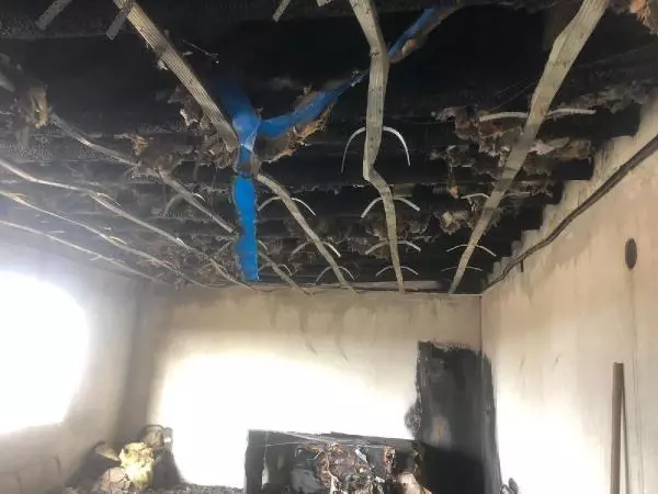 Bacadan sıçrayan kıvılcımla yangın çıktı, evleri kullanılamaz hale geldi Bacadan sıçrayan kıvılcımla yangın çıktı, evleri kullanılamaz hale geldi