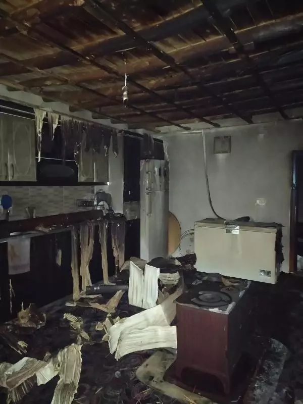 Bacadan sıçrayan kıvılcımla yangın çıktı, evleri kullanılamaz hale geldi Bacadan sıçrayan kıvılcımla yangın çıktı, evleri kullanılamaz hale geldi