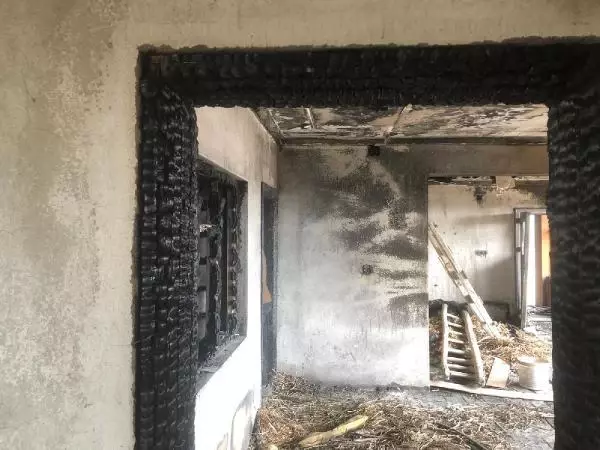 Bacadan sıçrayan kıvılcımla yangın çıktı, evleri kullanılamaz hale geldi Bacadan sıçrayan kıvılcımla yangın çıktı, evleri kullanılamaz hale geldi
