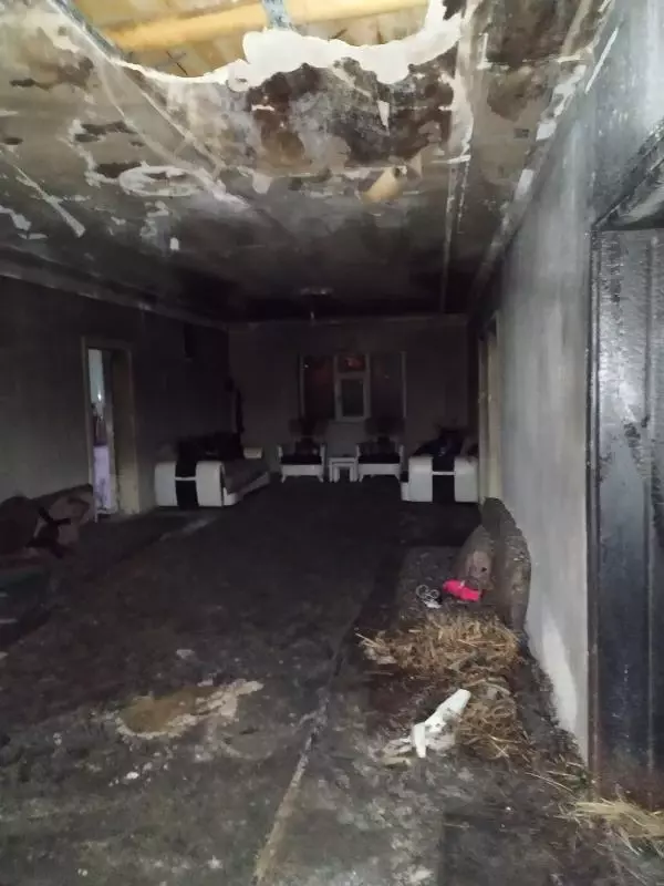Bacadan sıçrayan kıvılcımla yangın çıktı, evleri kullanılamaz hale geldi Bacadan sıçrayan kıvılcımla yangın çıktı, evleri kullanılamaz hale geldi