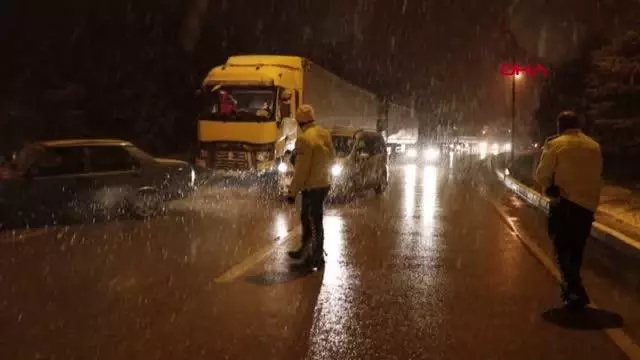 BURDUR Kar yağışı Burdur- Antalya karayolunda ulaşımı aksattı BURDUR Kar yağışı Burdur- Antalya karayolunda ulaşımı aksattı