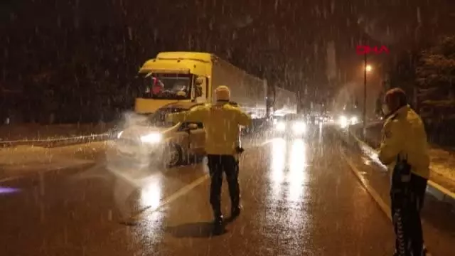 BURDUR Kar yağışı Burdur- Antalya karayolunda ulaşımı aksattı BURDUR Kar yağışı Burdur- Antalya karayolunda ulaşımı aksattı
