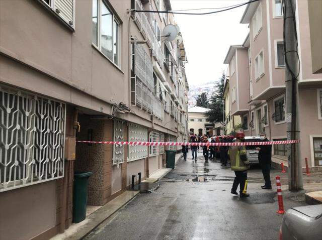 Bursa'da meydana gelen heyelan nedeniyle bazı evler boşaltılıyor