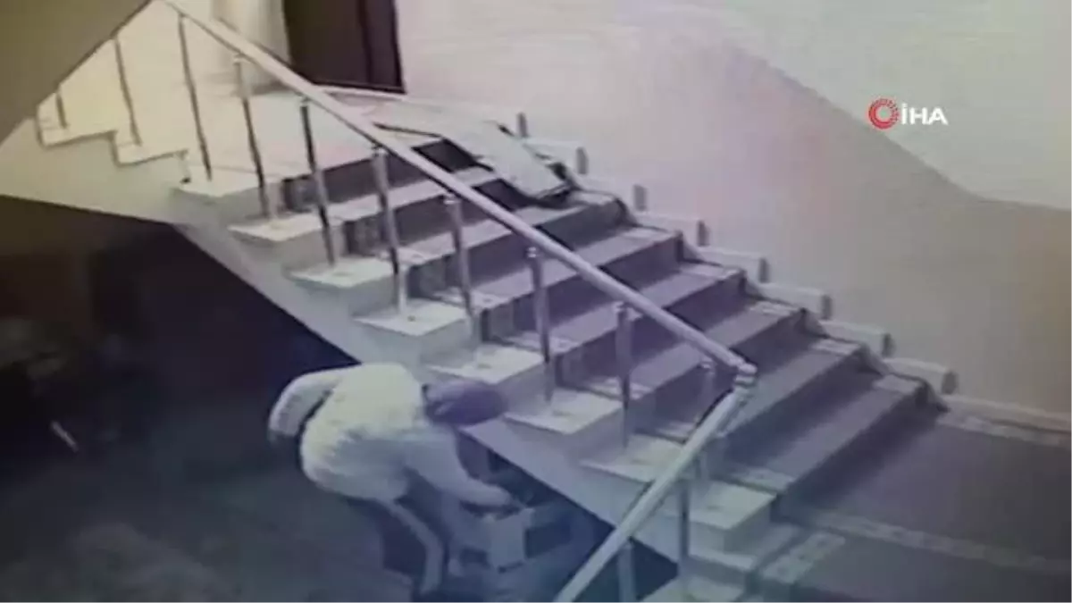 Camiden hırsızlık anları saniye saniye kamerada.. Rahat tavırları pes dedirtti