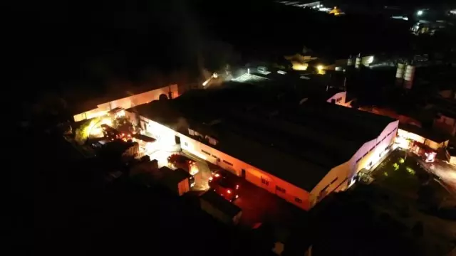 Çekmeköy'de gıda üretim tesisinde çıkan fabrika yangını kontrol altına alındı Çekmeköy'de gıda üretim tesisinde çıkan fabrika yangını kontrol altına alındı