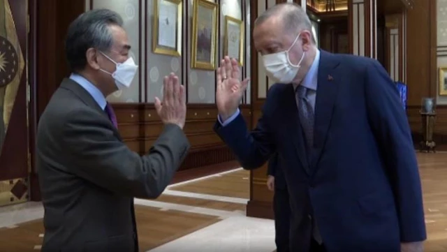 Cumhurbaşkanı Erdoğan'ın Çinli Bakanla selamlaşma biçimi görüşmeye damga vurdu
