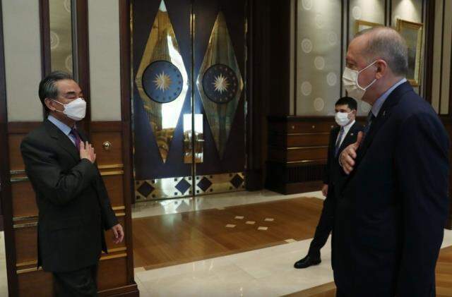 Cumhurbaşkanı Erdoğan'ın Çinli Bakanla selamlaşma biçimi görüşmeye damga vurdu