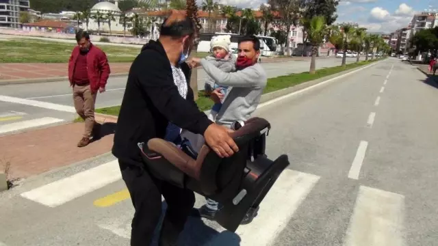 Otomobiller çarpıştı...Deniz bebek, bebe koltuğu sayesinde yara almadan kurtuldu Otomobiller çarpıştı...Deniz bebek, bebe koltuğu sayesinde yara almadan kurtuldu