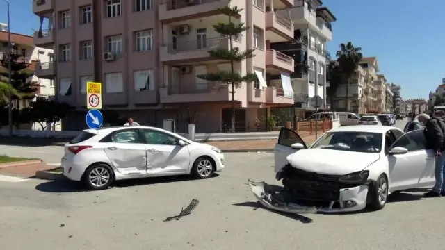Otomobiller çarpıştı...Deniz bebek, bebe koltuğu sayesinde yara almadan kurtuldu Otomobiller çarpıştı...Deniz bebek, bebe koltuğu sayesinde yara almadan kurtuldu